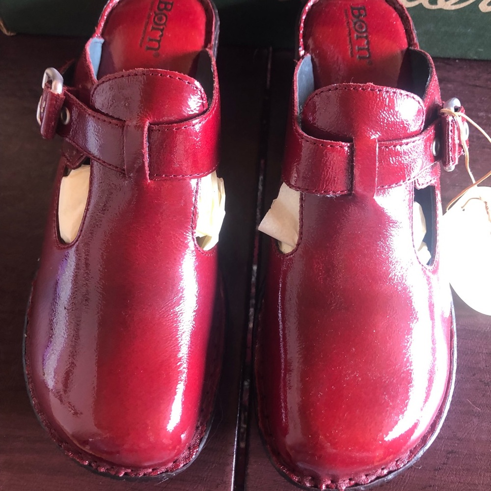 Born BWT patent leather red berry MaryJane slides size 9